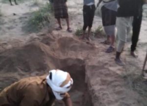 استمراراً للانفلات الأمني .. العثور على جثة مهاجر أفريقي مدفونة في أبين