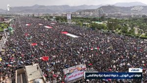 شاهد بالصور والفيديو| طوفان هائل وسيل عرمرم يجتاح ميدان السبعين وسط العاصمة صنعاء