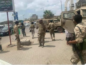 قيادي بالانتقالي يعتدي جسدياً على مواطن في عدن