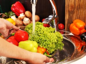 تعرف على الطريقة السليمة لغسل الفاكهة والخضروات لتنظيفها من المبيدات