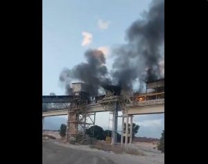 مشاهد بالفيديو لاشتعال النيران في الموقع الذي دكه صاروخ فرط صوتي وسط فلسطين