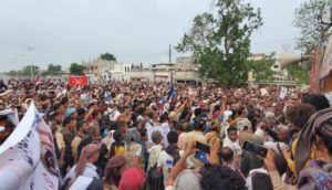 قبائل أبين المحتلة تقطع الطريق الدولي الرابط بين عدن والمحافظات الشرقية