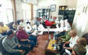 IMG_20240907_223229_176~2 دهمش يتفقد سير العمل في مكتب الضرائب بمحافظة الحديدة