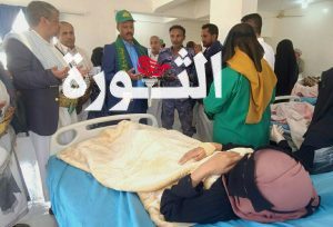 الرميمة والبريهي والنعمي يتفقدوا أوضاع الجريحات من طالبات مدرسة عائشة في الجند بتعز