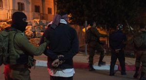 العدو الصهيوني يعتقل 19 فلسطينيا من الضفة الغربية