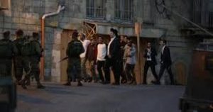 مستوطنون يهاجمون قرية رنتيس برام الله