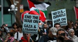 يونانيون يحتجون على دور القواعد البريطانية في الهجمات  على غزة