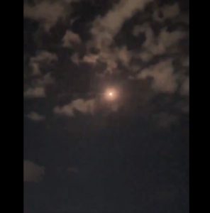 فيديو يوثق وصول المسيرات اليمنية إلى تل أبيب دون اعتراضها (شاهد)