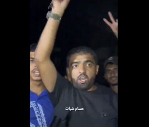 شاهد ماذا فعل بعض أهالي غزة أمام الكاميرا على الهواء مباشرة أثناء مرور الصواريخ الإيرانية من سماء القطاع باتجاه الأراضي الفلسطينية المحتلة (فيديو)