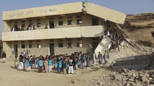 196 ألف معلم يمني يعانون من انقطاع الرواتب.. منظمة حقوقية تكشف الأبعاد المأساوية