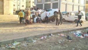 حفرة أرضية تبتلع سيارة في عدن