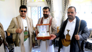 محافظ صعدة يُكرم مدير أمن المحافظة السابق العميد عبدالله الطاووس1 محافظ صعدة يُكرم مدير أمن المحافظة السابق العميد عبدالله الطاووس