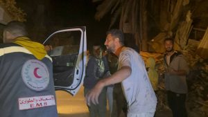 نقل مصابين إثر قصف الاحتلال لمنزلين شمال مخيم النصيرات بغزة