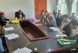 IMG_20241001_115544_661~2 عوض يرأس اجتماعاً لمناقشة مشاريع الصيانة وتطوير الطرق والأماكن العامة في صعدة