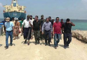 IMG_20241001_183037_422~2 السياني يتفقد سير العمل بمينائي الصليف ورأس عيسى بالحديدة