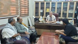 IMG_20241031_092235_530 كباري والهادي يناقشان إجراءات الحفاظ على ممتلكات الأوقاف في الحديدة