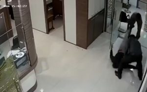 Y4 (1) فضيحة سفارة اليمن في الهند: جريح يُسحب من الداخل بطريقة مهينة!