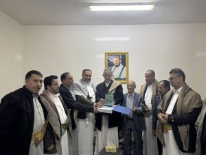 قيادات من المشترك وأنصار الله يزورون أسرة السفير صبري ويكرمونه بدرع الشهداء