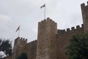 رفع العلم الفلسطيني في قلعة “ساو جورج” في العاصمة البرتغالية لشبونة لشبونة