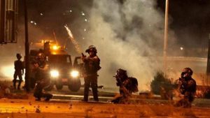 اشتباكات في نابلس واعتقال عشرات الفلسطينيين خلال مداهمات بالضفة