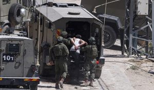 العدو الصهيوني يعتقل 22 مواطنا فلسطينيا من الضفة بينهم طفلان وسيدة