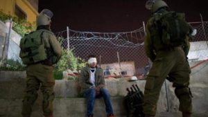 قوات العدو تعتقل عشرات الفلسطينيين خلال حملة مداهمات في الضفة