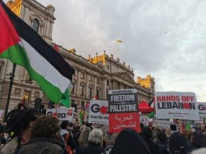 تظاهرة تندد بالإبادة الإسرائيلية في غزة بساحة البرلمان البريطاني