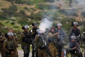 جيش الاحتلال العدو الصهيوني يصيب شابا فلسطينيا بالرصاص شرق رام الله