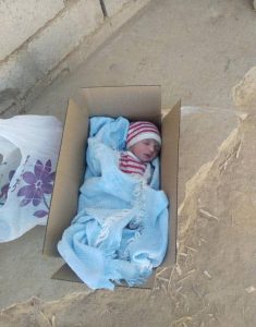 مواطن يعثر على طفلة حديثة الولادة داخل كرتون في عدن