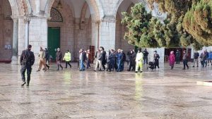 قطعان اليهود يقتحمون باحات الأقصى المبارك بحماية مشددة