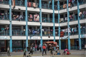 “الأونروا”: أكثر من 415 ألف نازح يحتمون في مدارسنا بغزة