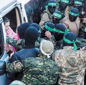 26 حماس تفرج عن ثلاث أسيرات إسرائيليات مقابل 90 أسيراً فلسطينياً بينهم 69 امرأة