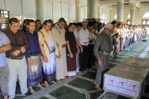 تشييع جثمان الشهيد أحمد محسن موظف شركة النفط بالحديدة تشييع جثمان الشهيد أحمد محسن موظف شركة النفط بالحديدة