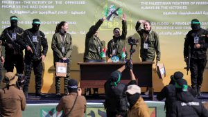 حماس تسلم اسيرات صهيونيات حماس تسلم 4 مجندات صهيونيات إلى الصليب الأحمر بغزة