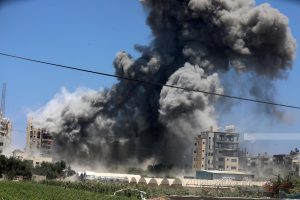 استشهاد أب وأطفاله الثلاثة في قصف العدو مخيم النصيرات