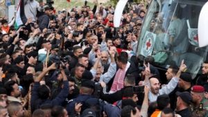 العدو يفرج عن أسرى الدفعة السابعة من صفقة “طوفان الأقصى”