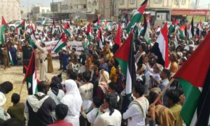 09809 مسيرة بالمهرة تطالب برحيل المحتلين ورفضاً للتواجد الأجنبي