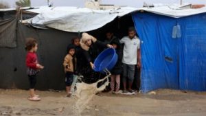 الإعلامي الحكومي بغزة: النازحين واجهوا ليلة قاسية في الخيام جراء المنخفض الجوي