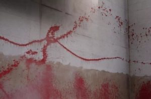 لندن: نشطاء مؤيدون لفلسطين يرشقون مقر “بي بي سي” بالطلاء الأحمر