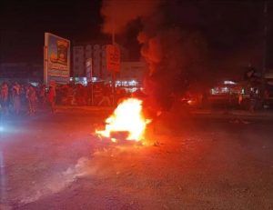 عدن تشهد احتجاجات واسعة بسبب توقف الخدمات وانهيار العملة