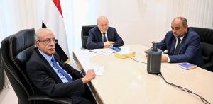 العليمي فضيحة فساد تضرب “مجلس العمالة”.. العليمي يتستر على نهب النفط في حضرموت