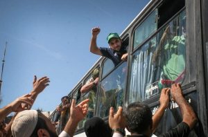القانوع نتنياهو يتنصل من الاتفاق.. إلغاء الإفراج عن الأسرى الفلسطينيين يهدد صفقة التبادل