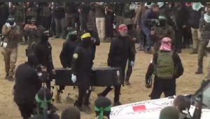 المقاومة الفلسطينية المقاومة الفلسطينية تسلم جثامين 4 أسرى “إسرائيليين” في خان يونس