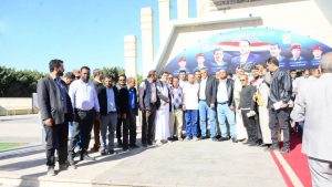 قيادة وموظفو فرع شركة النفط في الأمانة يزورون ضريح الشهيد الرئيس الصماد