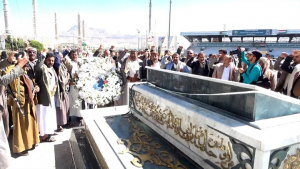 صالح الصماد 4 قيادات من السلطة المحلية والتعبئة بمأرب تزور ضريح الشهيد الرئيس صالح الصماد ورفاقه