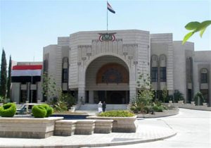 حكومة التغيير والبناء تُشيد بحكمة وشجاعة قائد الثورة الذي قاد الشعبَ والوطن نحو التحرر والاستقلال
