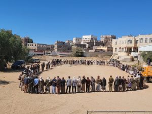 مدينة البيضاء وقفة قبيلة بمدينة البيضاء تستنكر جريمة تعذيب وقتل الشاعر الحطام بسجون المرتزقة في مأرب