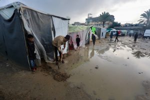 بالفيديو: معاناة النازحين العائدين في غزة مستمرة في ظل الامطار والأجواء الباردة