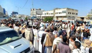 الحديدة تشهد وقفات احتجاجية تنديداً بجرائم المرتزقة بحق الأسرى