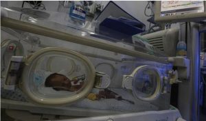 وفاة 6 أطفال حديثي الولادة بسبب البرد القارس في غزة